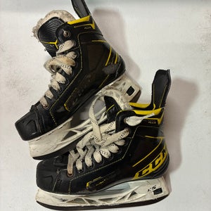 Intermediate CCM Classic Plus Hockey Skates Regular Width Size 5 (Used)