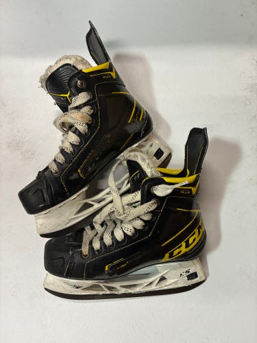 Intermediate CCM Classic Plus Hockey Skates Regular Width Size 5 (Used)