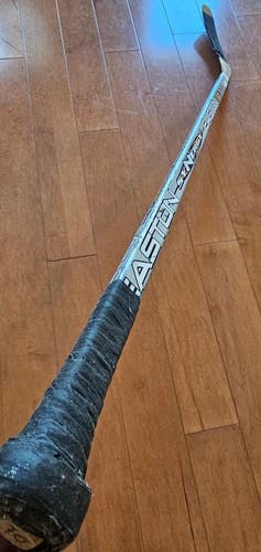 Senior Easton Synergy 2-piece Left Hand Hockey Stick (Used)
