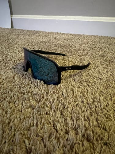 Unisex One Size Fits All Oakley Sutro Sunglasses (Used) Prizm Lenses.