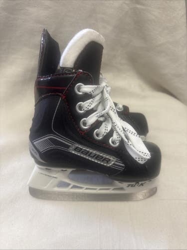 Junior Youth Size 6 Bauer Vapor X300 Ice Hockey Skates.  Excellent Condition.