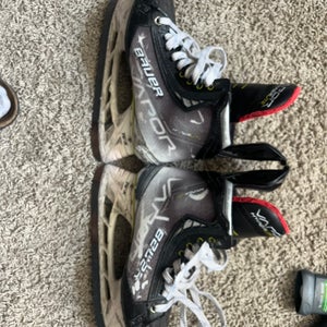 Bauer Vapor Hyperlite Hockey Skates Regular Width Size 6 (Used)