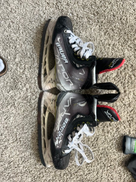 Bauer Vapor Hyperlite Hockey Skates Regular Width Size 6 (Used)