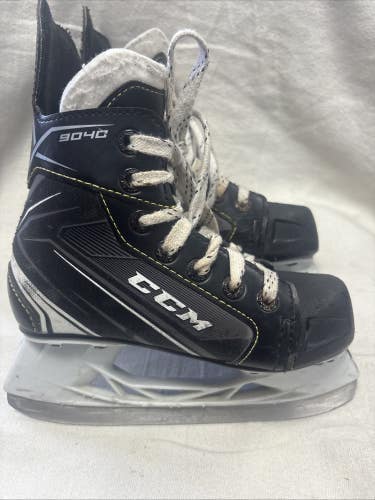 Junior Youth Size 12 CCM TACKS 9040 Ice Hockey Skates.