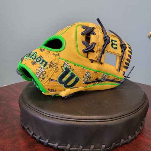 Savannah Bananas Wilson A2000 11.5" 1786 Washington, DC Exclusive
