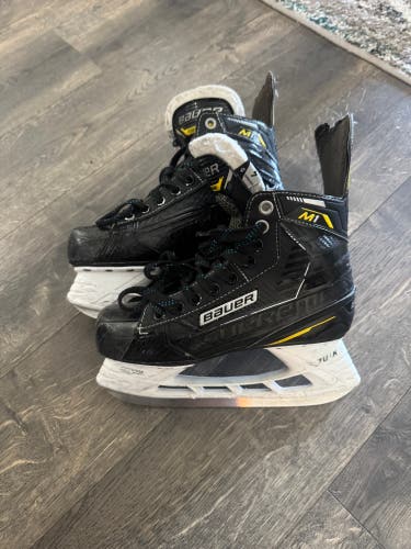 Bauer Supreme M1 Hockey Skates Size 4 (Used)