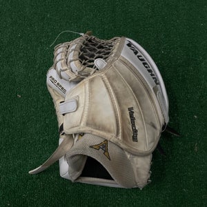 White Senior Vaughn V6 2000 Pro Goalie Glove Full Right (Used)