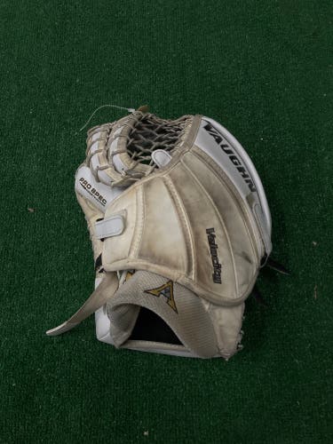 White Senior Vaughn V6 2000 Pro Goalie Glove Full Right (Used)