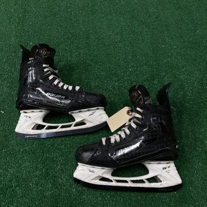 Intermediate Bauer Supreme Mach Hockey Skates Size 5 (Used)
