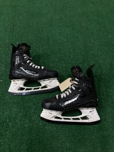 Intermediate Bauer Supreme Mach Hockey Skates Size 5 (Used)