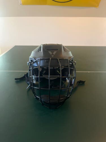 Valor Axiom hockey helmet black medium