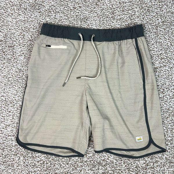 Vuori Shorts Mens Small Gray Black Drawstring Athletic Banks Swim Workout Logo