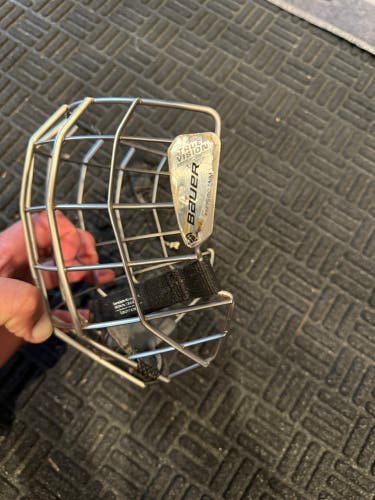 Medium Bauer FM7500 Full Cage (Used)