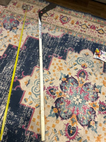 Senior Easton Mako Right Handed Hockey Stick (Used)