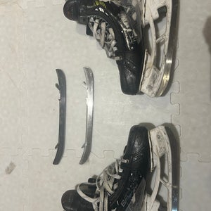 Bauer Vapor Hyperlite 2 Hockey Skates Regular Width 7.5 (Used)