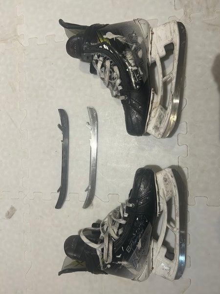 Bauer Vapor Hyperlite 2 Hockey Skates Regular Width 7.5 (Used)