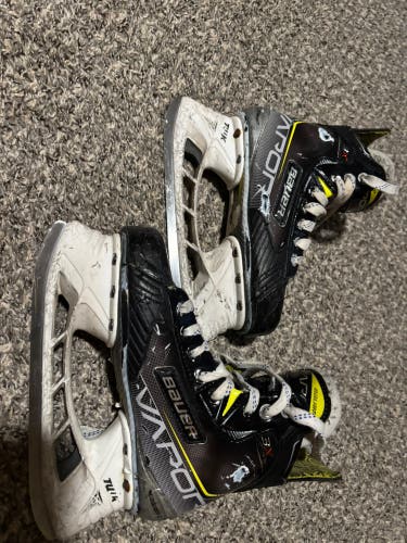 Bauer Vapor 3X Hockey Skates Regular Width Size 2.5 (Used)