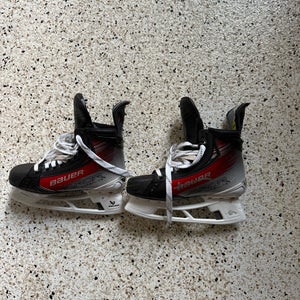 2024 Bauer Vapor Hyperlite 2 Hockey Skates Regular Width Size 5 (Used)