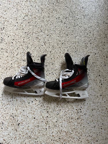 2024 Bauer Vapor Hyperlite 2 Hockey Skates Regular Width Size 5 (Used)