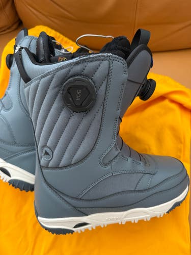 Women's Size M 5.0 (W 6.0) Burton Snowboard Boots (New)