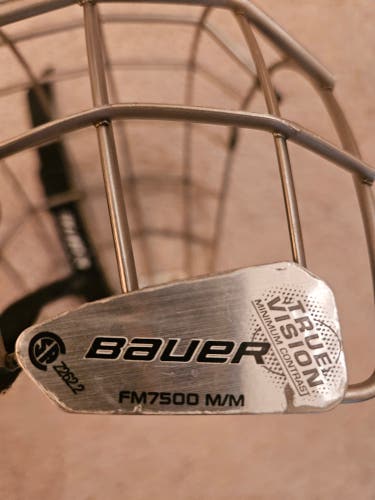 Medium Bauer FM7500 Full Cage (Used)