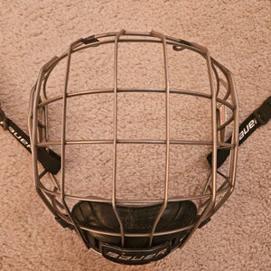 Medium Bauer FM7500 Full Cage (Used)