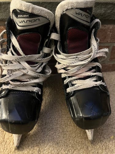 Bauer Vapor X700 Hockey Goalie Skates Size 3.5 (Used)