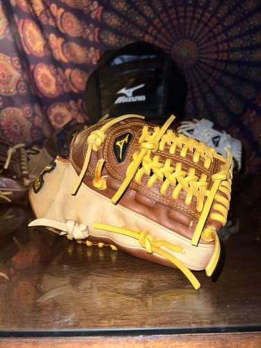 2012 Mizuno Classic Pro Soft RH Infield Baseball Glove 11.5" (Used)