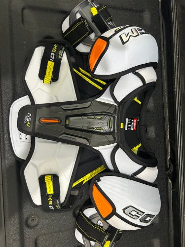 Men's Medium Senior CCM Tacks AS-V Pro Shoulder Pads (New)
