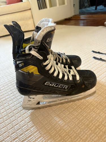 Used Intermediate Bauer Regular Width  6.5 Supreme 3S Pro Hockey Skates