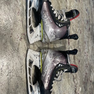 Bauer Vapor Hyperlite Hockey Skates Size 5 (Used)