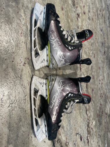 Bauer Vapor Hyperlite Hockey Skates Size 5 (Used)