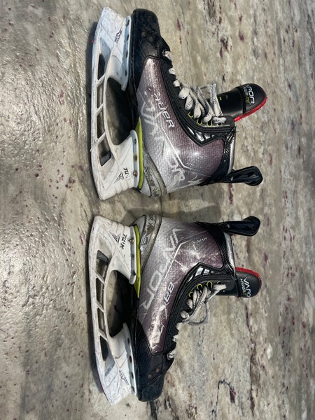 Bauer Vapor Hyperlite Hockey Skates Size 5 (Used)