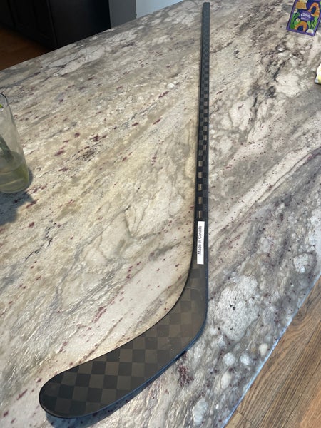 Intermediate Bauer Twitch Right Handed Hockey Stick P28 (New)blackout