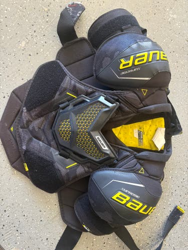 Men's SR  Medium Senior Bauer Shoulder Pads (Used)
