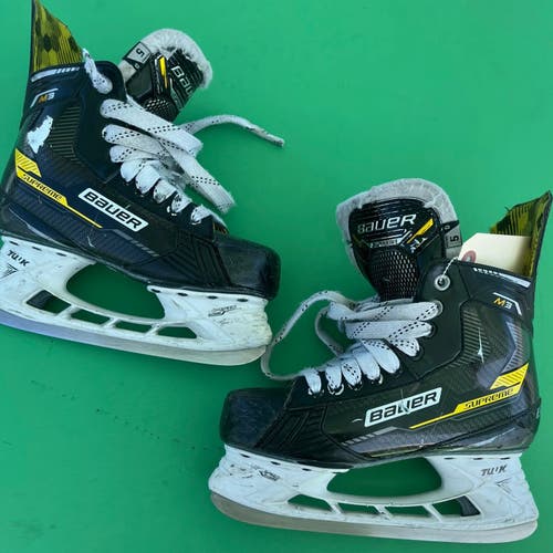 Intermediate Bauer Supreme M3 Hockey Skates | Size 5 Regular Width (D)
