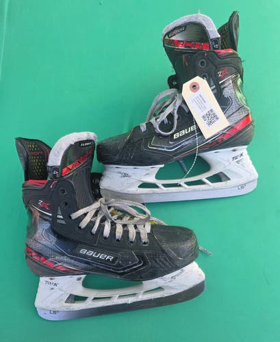 Intermediate Bauer Vapor 2X Hockey Skates | Size 4 Extra Wide Width (EE)