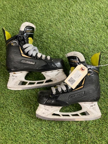 Junior Bauer Supreme S27 Hockey Skates Regular Width Size 2.5 (Used)