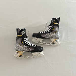 2021 Bauer Vapor Hyperlite Hockey Skates Regular Width Pro Stock 7.5 (Used)