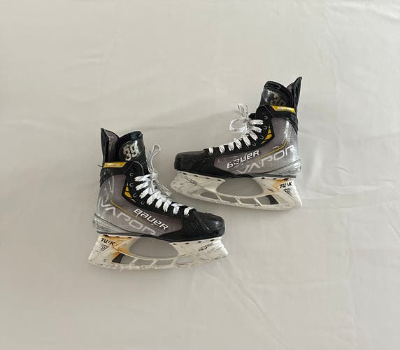 2021 Bauer Vapor Hyperlite Hockey Skates Regular Width Pro Stock 7.5 (Used)