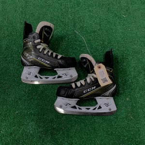 Junior CCM Tacks 9060 Hockey Skates Regular Width Size 1.5 (Used)