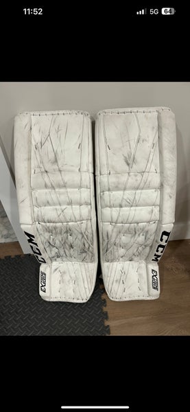 CCM EFlex 3 white leg pads