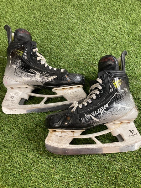 Intermediate Bauer Vapor Hyperlite Hockey Skates Regular Width 7.5 (Used)