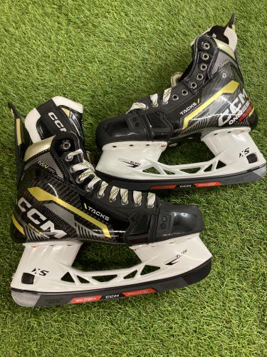 Senior CCM AS-V Pro Hockey Skates Regular Width 8.5 (New)