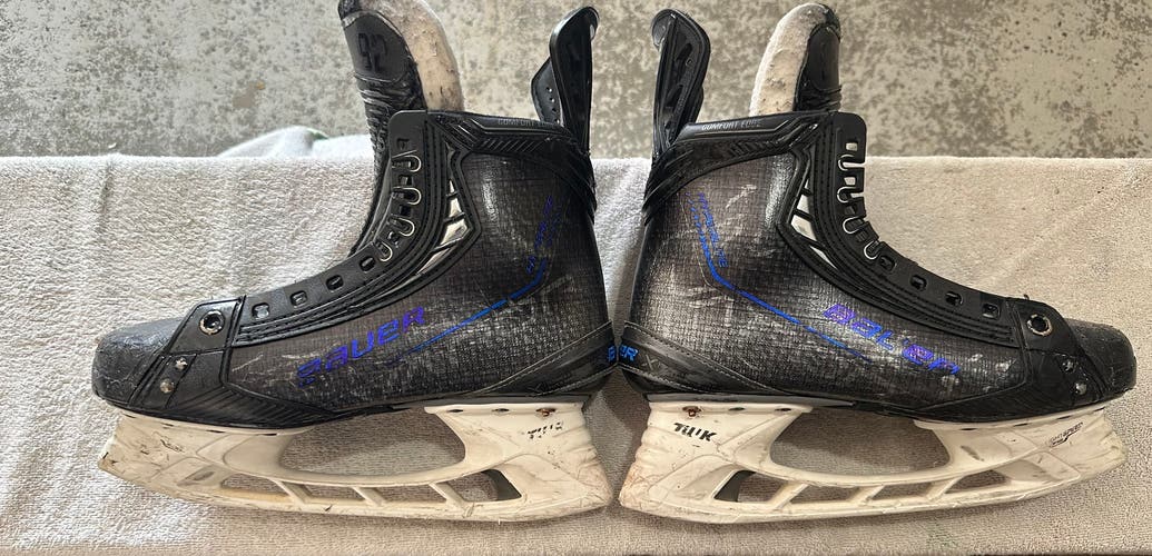 Used Intermediate Bauer Vapor Hyperlite Hockey Skates | Size 5