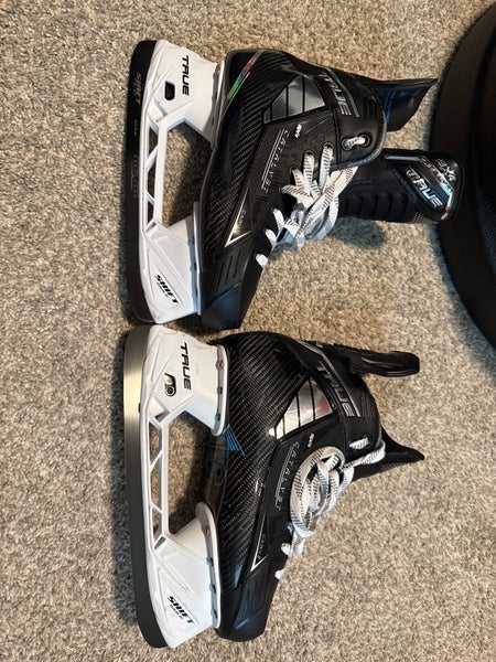 True Catalyst 9X4 Hockey Skates Regular Width 7.5 (New)