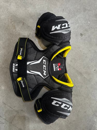 Small Youth CCM Tacks 9550 Shoulder Pads (Used)