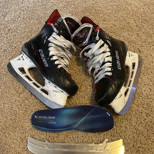 2023 Bauer Vapor X4 Hockey Skates Regular Width Size 5.5 (Used)