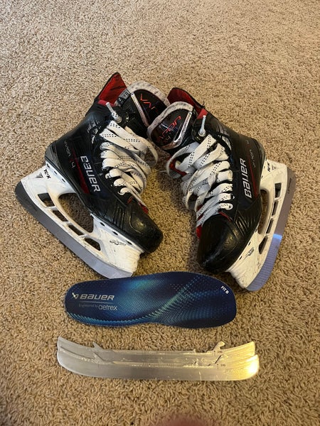 2023 Bauer Vapor X4 Hockey Skates Regular Width Size 5.5 (Used)