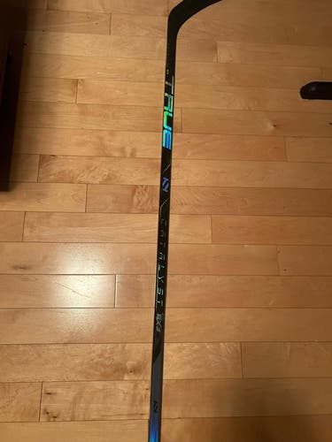 Youth True catalyst 9x3 flex 30 Left Hand Hockey Stick T28 (New)